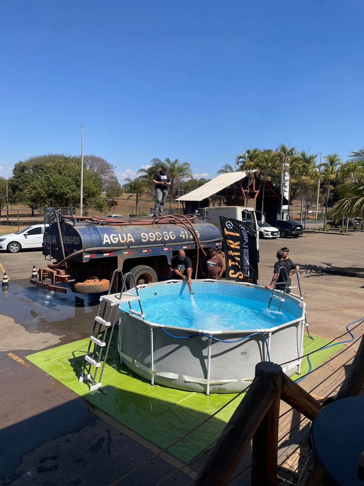 Caminhão pipa Candanga enchendo piscina em evento