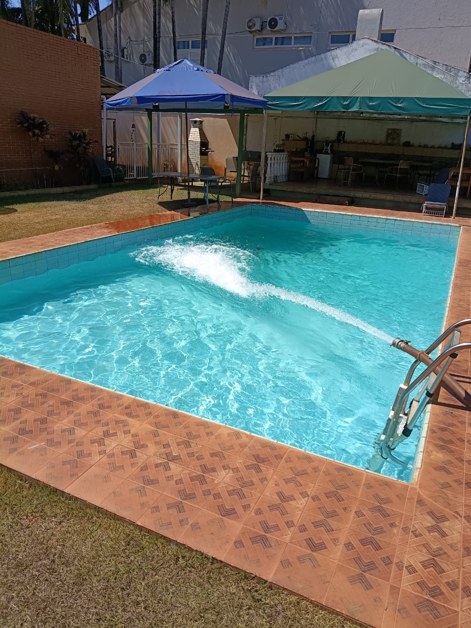 Enchimento de piscina residencial com caminhão pipa