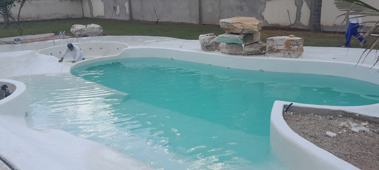 Enchimento de piscina em obra com caminhão pipa