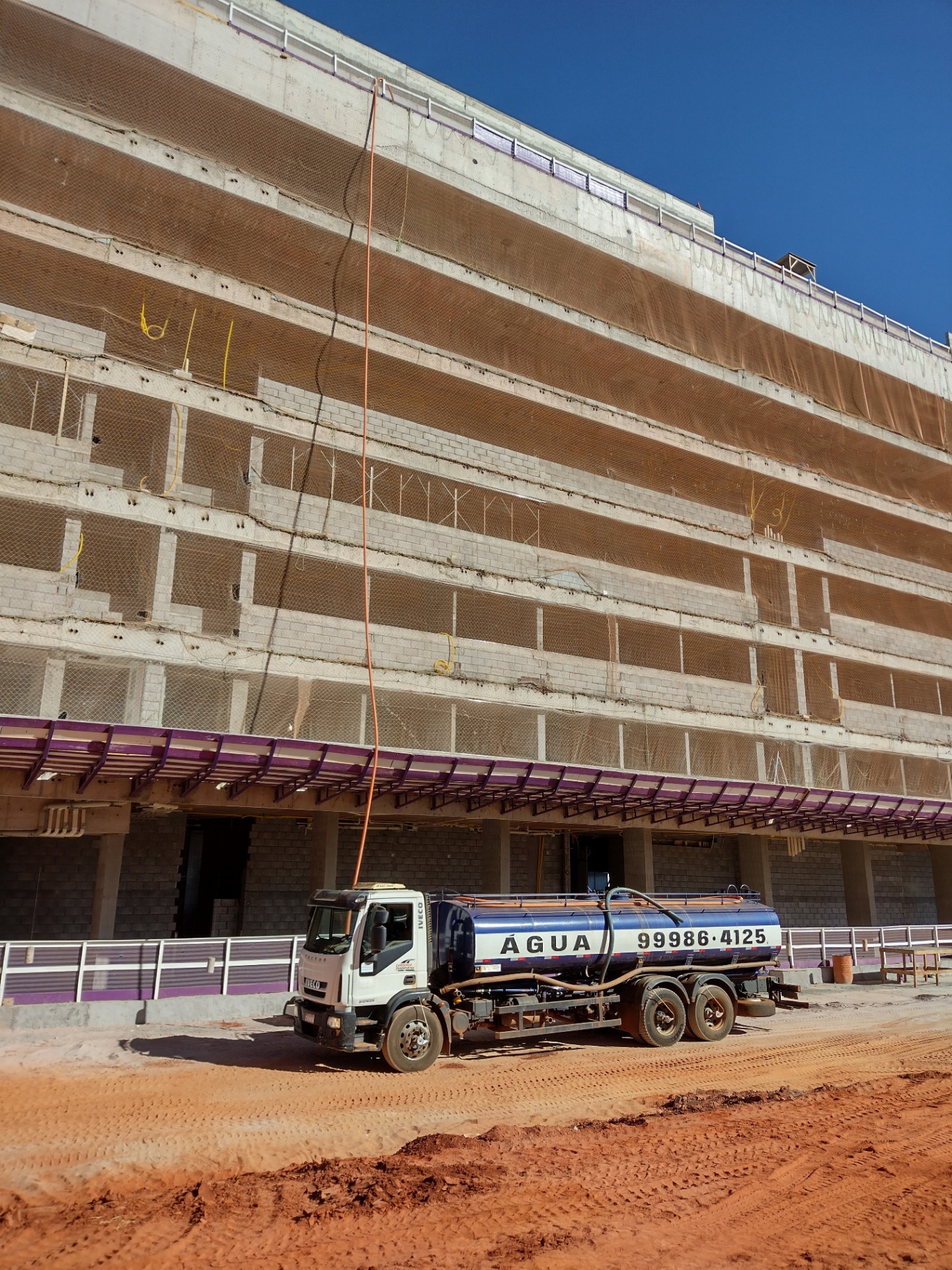 Caminhão pipa em grande obra de shopping em Brasília
