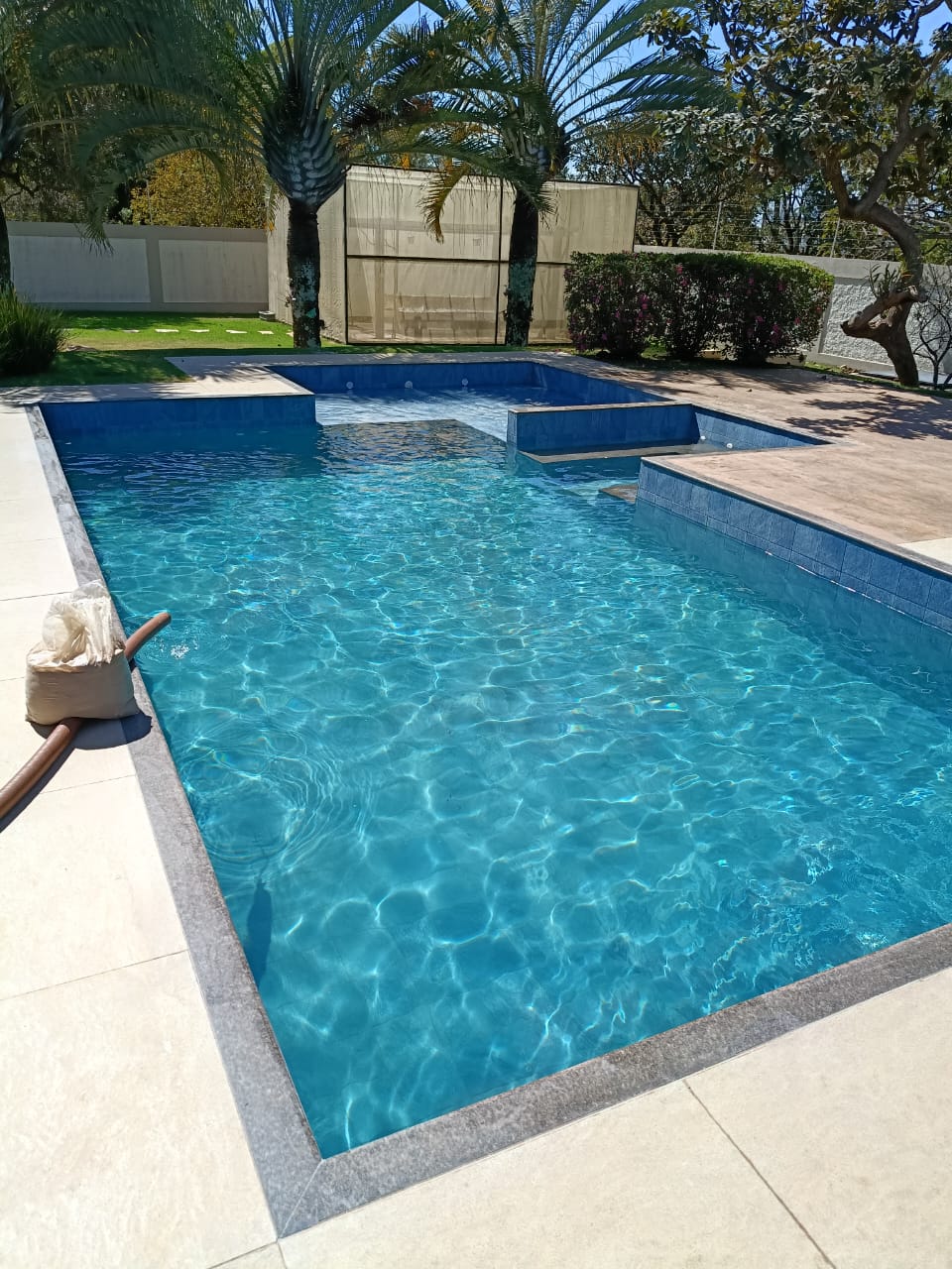 Piscina de área de lazer abastecida com água limpa em Brasília